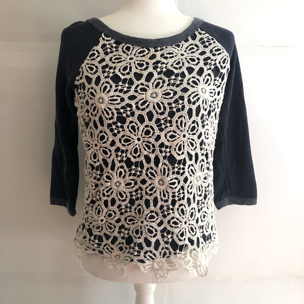 Mid-sleeve sweater